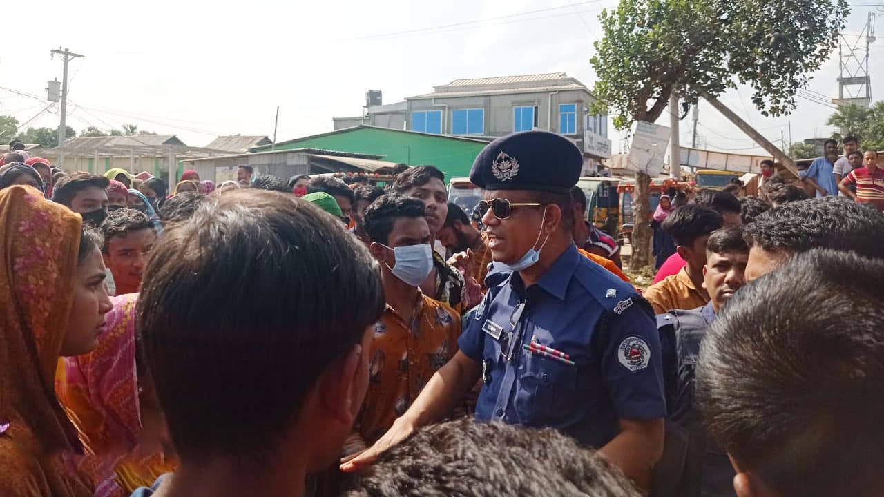 ভালুকায় বকেয়া বেতনের দাবিতে আঞ্চলিক সড়ক অবরোধ