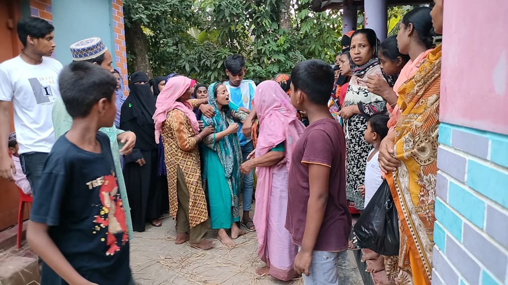 ছেলের কবরের বেড়ার বাঁশ কাটতে গিয়ে বাবারও মৃত্যু