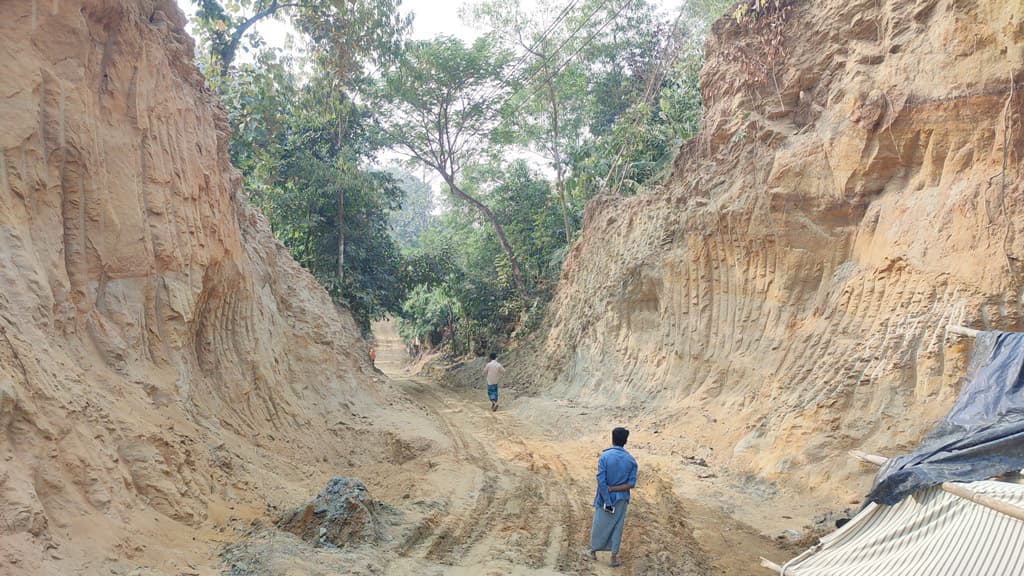 পাহাড় কেটে ভিটে-রাস্তা