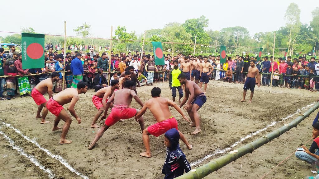 হা-ডু-ডু  দেখতে দর্শকদের ভিড়