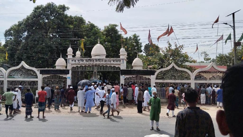 গাজীপুরে ফসিহ পাগলার মাজারে ভাঙচুর ও অগ্নিসংযোগ