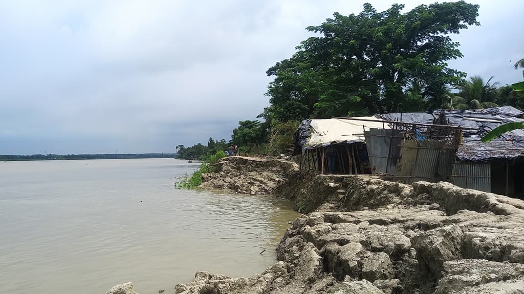 শঙ্খ নদের ভাঙনে বিলীন বেড়িবাঁধ, হুমকিতে বসতবাড়িসহ ফসলি জমি