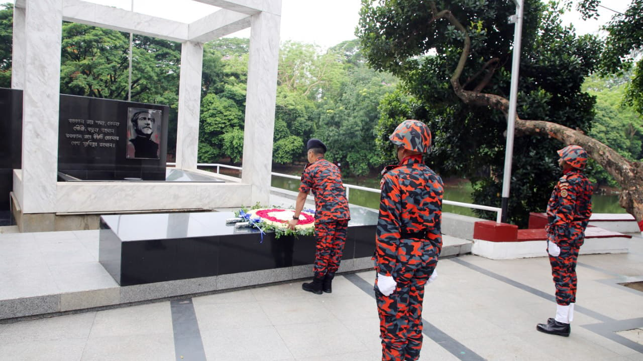 বঙ্গবন্ধুর প্রতিকৃতিতে ফায়ার সার্ভিসের ডিজির শ্রদ্ধা