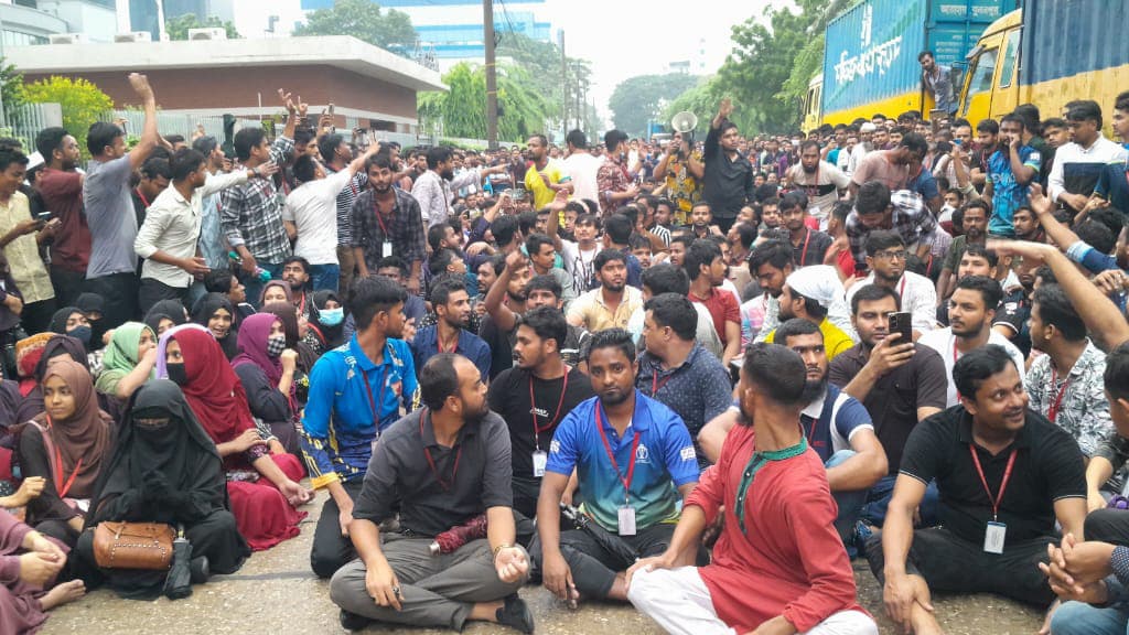 টঙ্গীতে বেক্সিমকো ফার্মাসিউটিক্যালসের শ্রমিকদের বিক্ষোভ