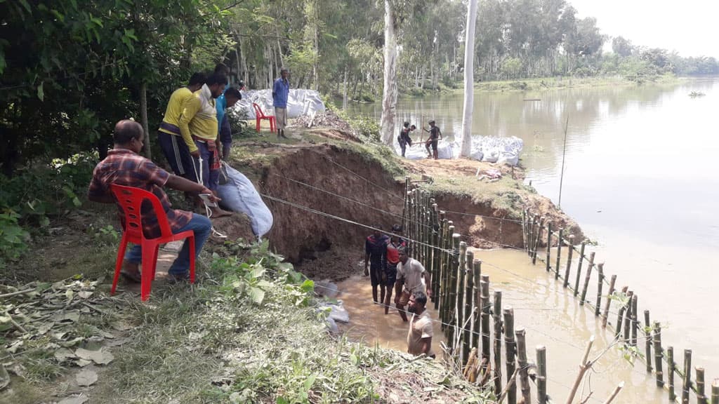 তুলসীগঙ্গা নদীর বন্যানিয়ন্ত্রণ বাঁধে ধস, জিও ব্যাগ ফেলা শুরু 