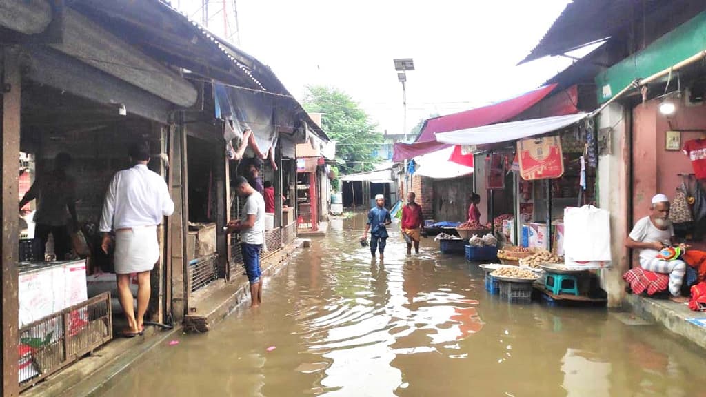 হাঁটুপানিতেই চলে বেচাকেনা