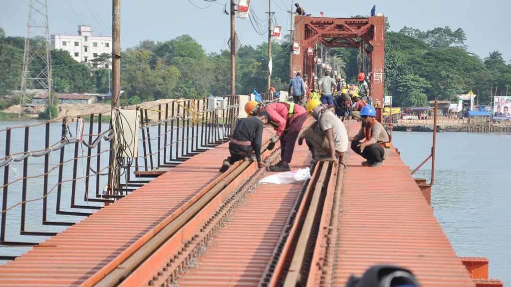 কালুরঘাট সেতুতে ট্রেনের নতুন দুই ইঞ্জিনের পরীক্ষা