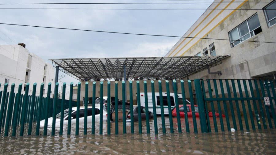 বন্যার পানিতে তলিয়ে গেল হাসপাতাল, ১৭ রোগীর মৃত্যু 