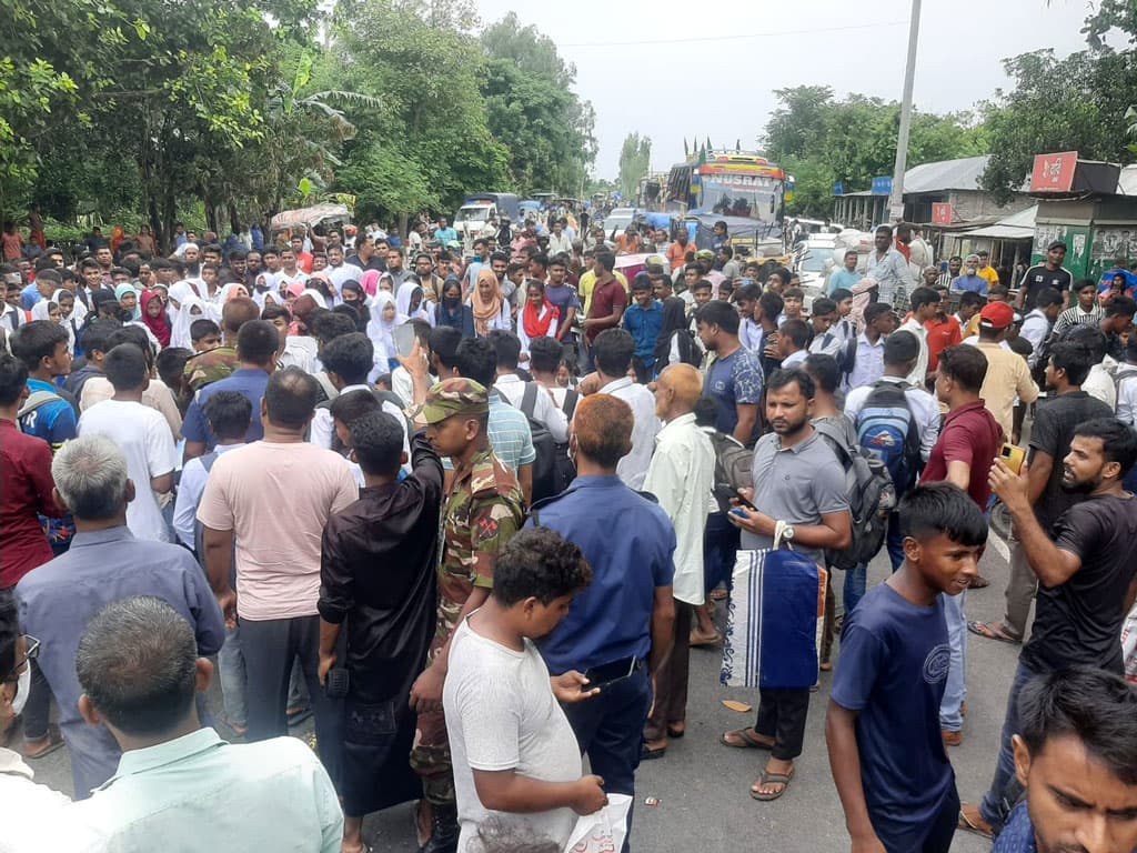 তারাগঞ্জে স্কুলের প্রধান শিক্ষকের পদত্যাগের দাবিতে মহাসড়ক অবরোধ