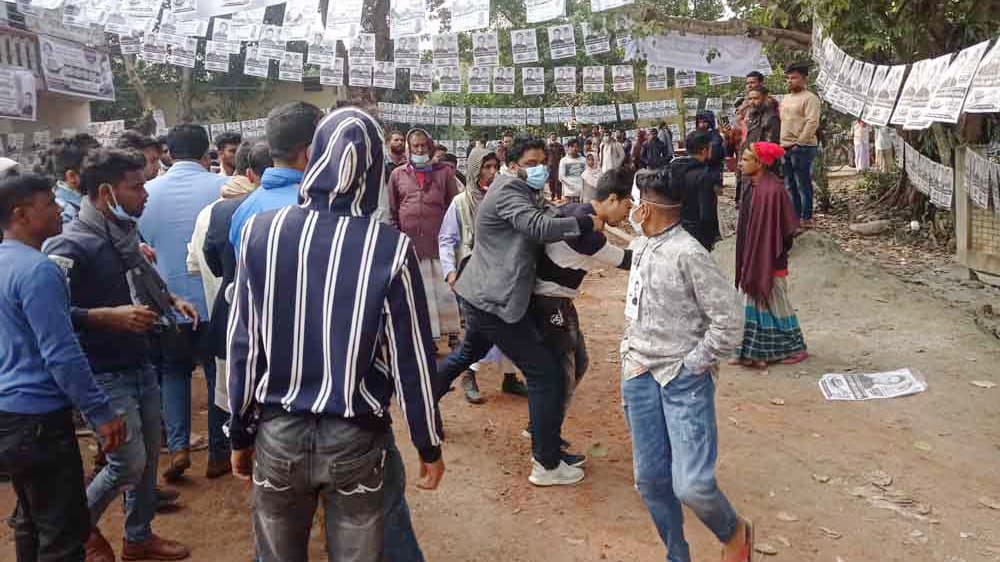 ভোটকেন্দ্রে দুপক্ষের সংঘর্ষে আহত পাঁচ