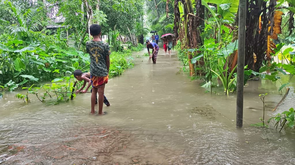 ফকিরহাটে জোয়ারে নিম্নাঞ্চল প্লাবিত, ডুবেছে মাছের ঘেরসহ বসতবাড়ি