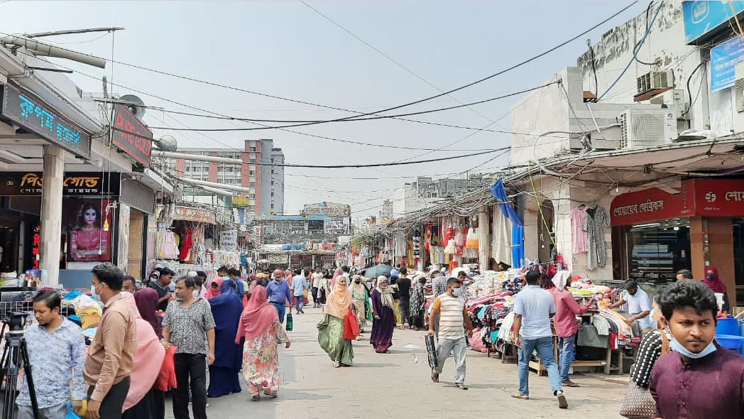 ‘আতঙ্ক থাকলেও নিউমার্কেটই মধ্যবিত্তদের ভরসা’