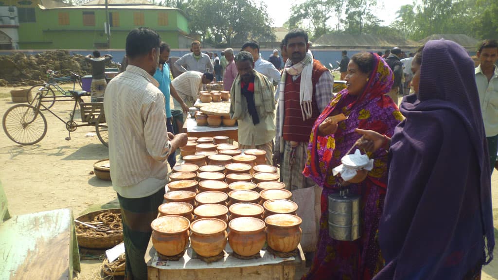 তাড়াশে সরস্বতী পূজা উপলক্ষে দিনব্যাপী দই মেলা