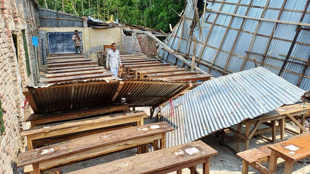 কালবৈশাখীতে উড়ে গেল কলেজের টিনের চালা, ভেঙে পড়ল দেয়াল 