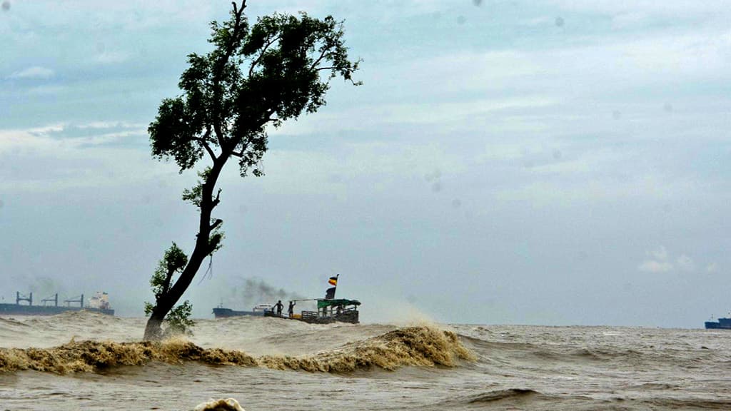 ঘূর্ণিঝড় রিমাল: ঢাকা থেকেও নৌ চলাচল বন্ধ ঘোষণা