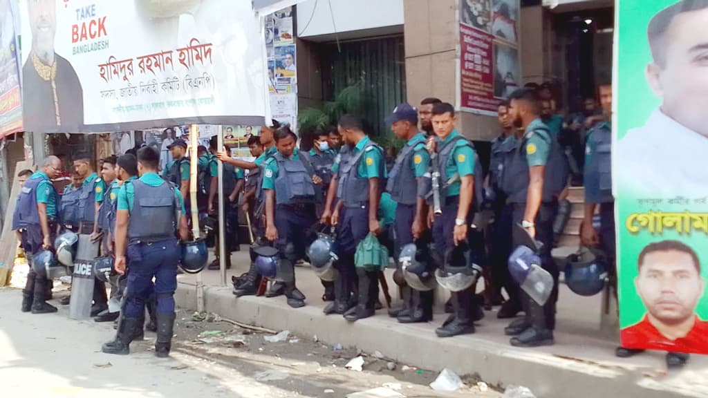 নয়াপল্টনে বিএনপির কার্যালয়ের সামনে পুলিশ, আটক ১ 