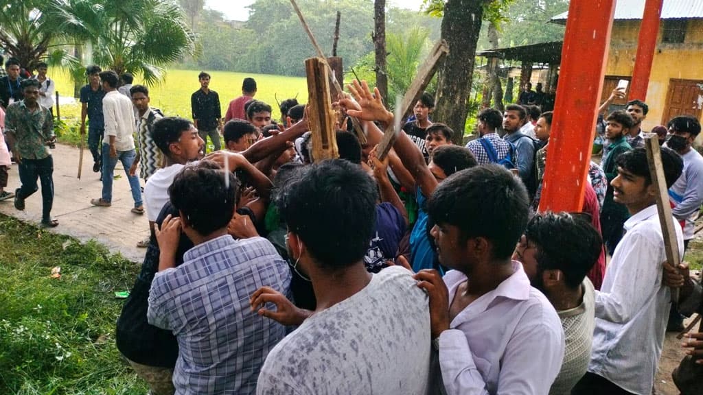 বরিশাল বিএম কলেজে কোটা আন্দোলনকারী ও ছাত্রলীগের মধ্যে পাল্টাপাল্টি ধাওয়া