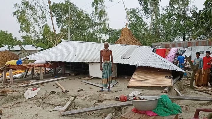 কাউনিয়ায় কালবৈশাখীতে তিন শতাধিক ঘর লন্ডভন্ড