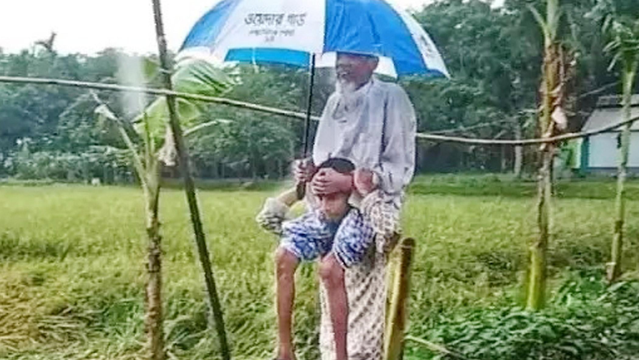 ছেলের কাঁধে চড়ে বাড়ি ফিরলেন বাবা