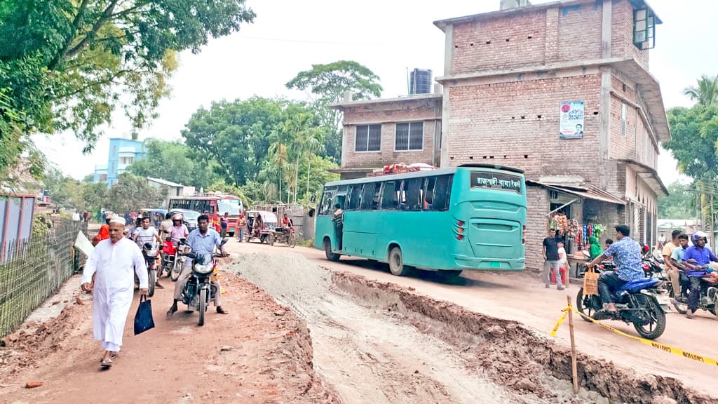 কাজে ধীরগতি বাড়াচ্ছে ভোগান্তি