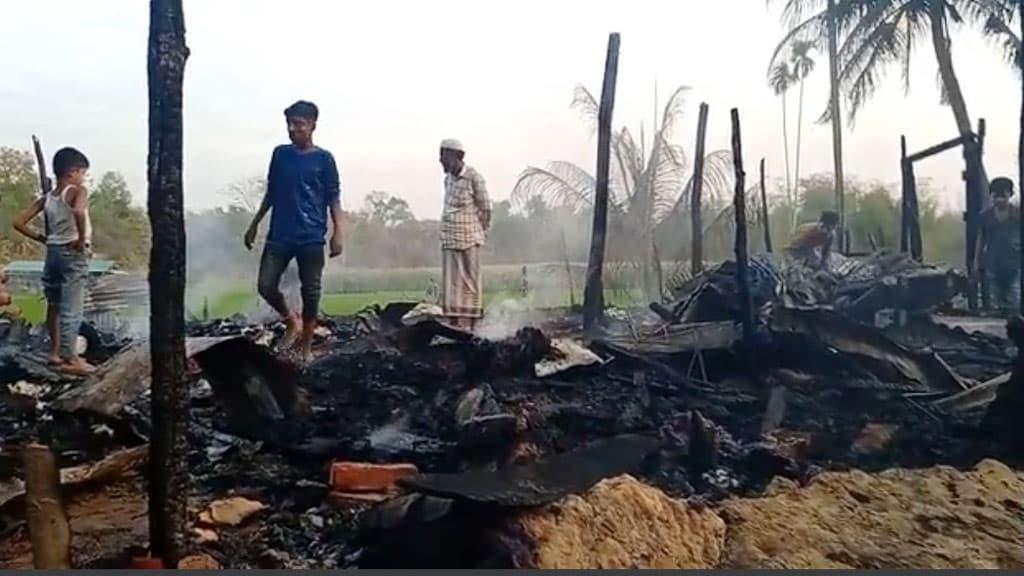 ঘুমধুমে আগুনে পুড়ল বসতঘর, আকাশের নিচে পুরো পরিবার