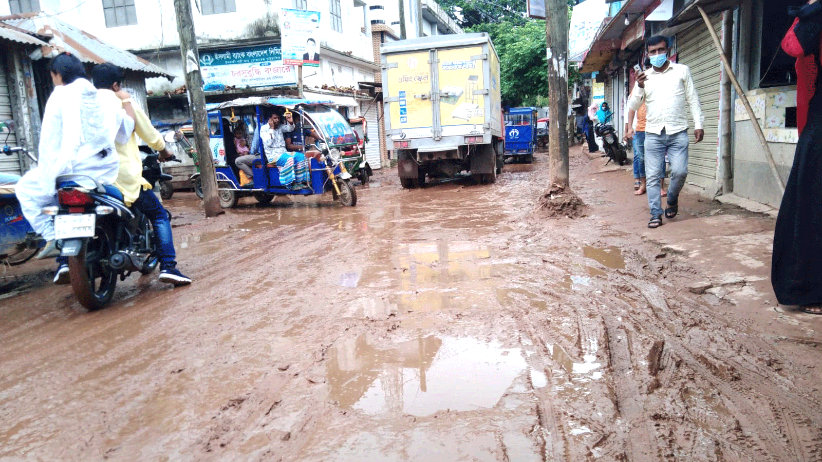 সড়কে কাদা, চরম দুর্ভোগ