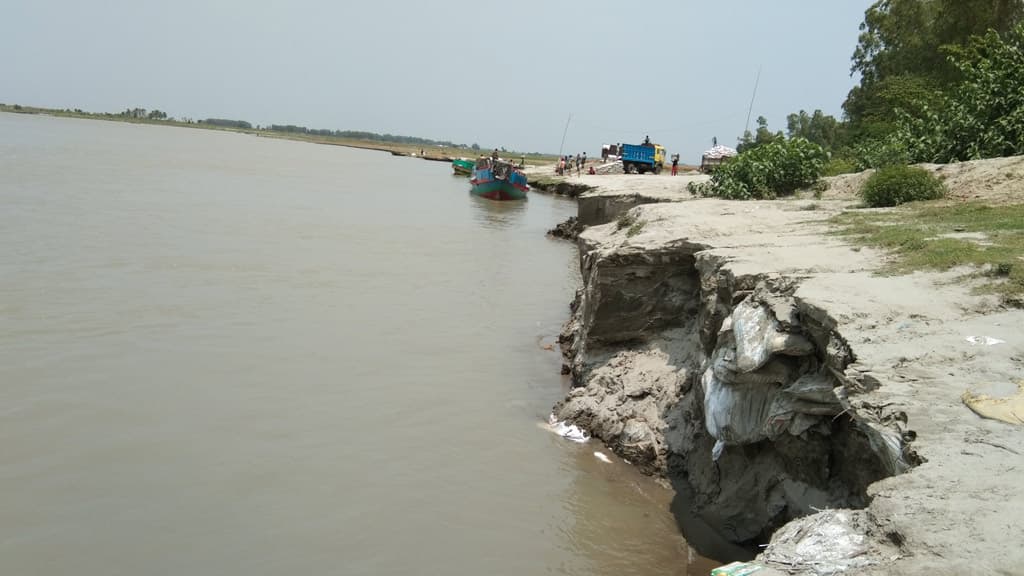 যমুনার পানি বেড়ে পাড়ে ভাঙন