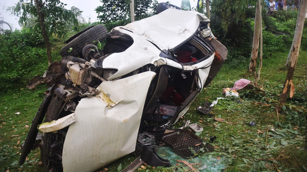 সড়ক পার হওয়ার সময় প্রাইভেট কারের ধাক্কায় মা-মেয়ে নিহত