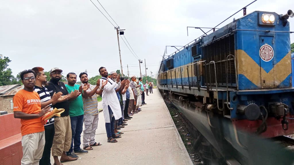 অবশেষে ফরিদপুরে স্টপেজ পেল ‘চন্দনা কমিউটার’