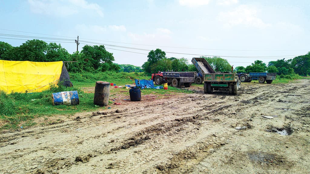 দিনে অভিযান, রাতে কাটা হচ্ছে কৃষিজমির মাটি