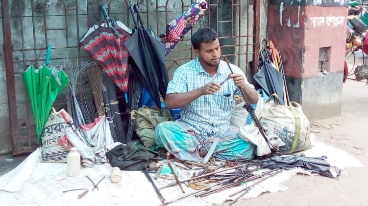 ব্যস্ততা বেড়েছে মৌসুমি ছাতা কারিগরদের