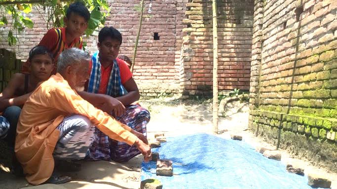 বজ্রপাতে বেঁচে ফেরা মোফাজ্জল একাই ১২ লাশ টেনে তোলেন