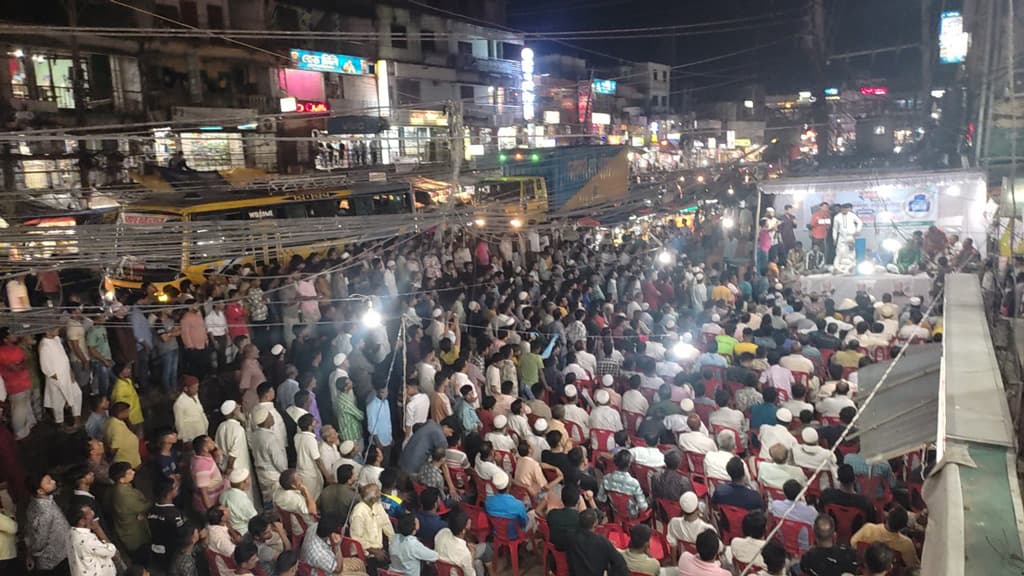 চকরিয়ায় মহাসড়ক আটকে নির্বাচনী পথসভা, ৩ ঘণ্টা যান চলাচল বন্ধ