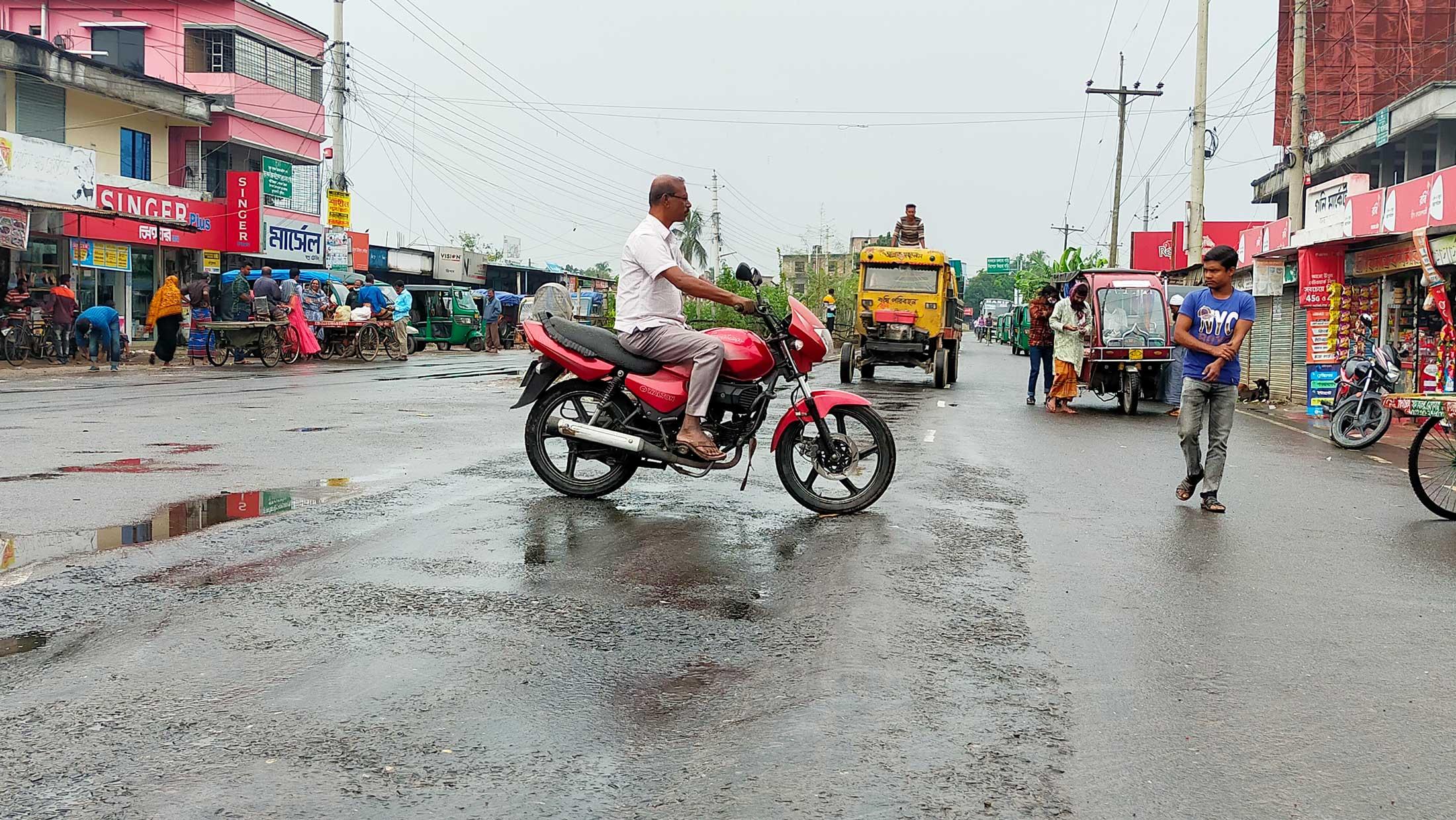 কুমারখালীতে দেবে গেছে আঞ্চলিক মহাসড়ক