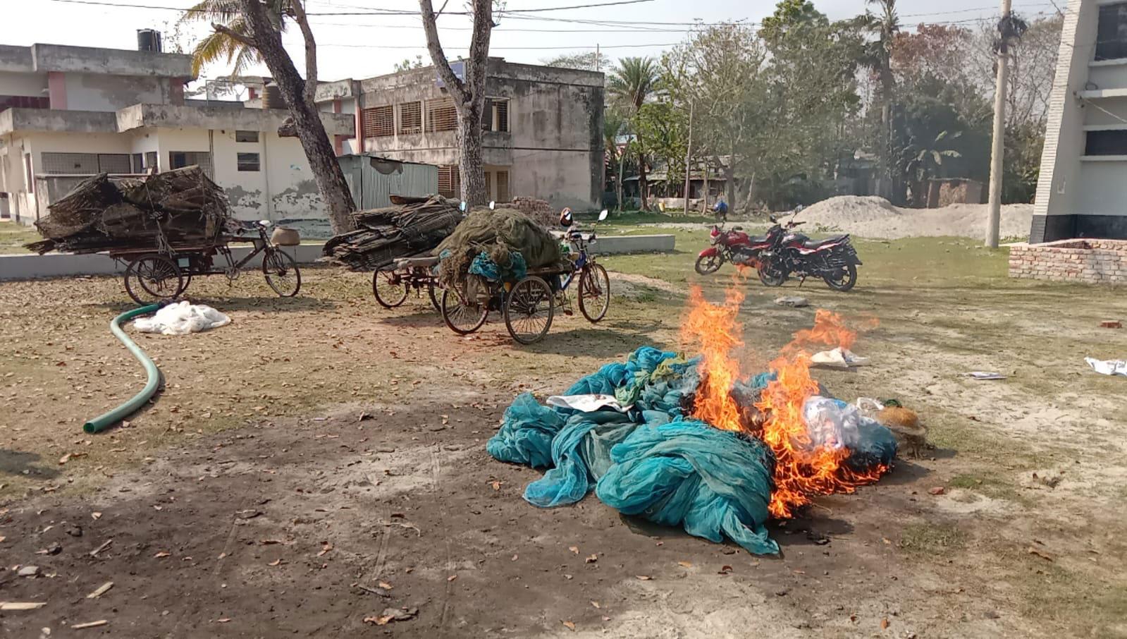 আগৈলঝাড়ায় ভ্রাম্যমাণ আদালতের অভিযানে কারেন্ট জাল জব্দ 