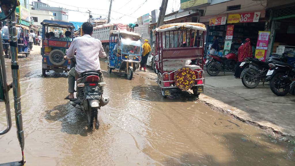 বৃষ্টি হলেই সড়কে জলাবদ্ধতা