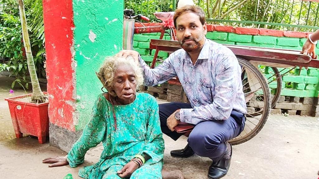 মাটিতে পড়ে থাকা বৃদ্ধার ঠাঁই হলো হাসপাতালের শয্যায়