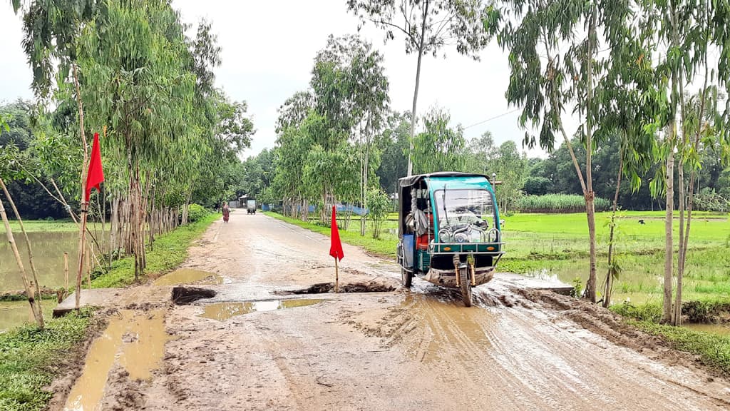 কালভার্ট ভেঙে যান চলাচল ব্যাহত, ঝুঁকি