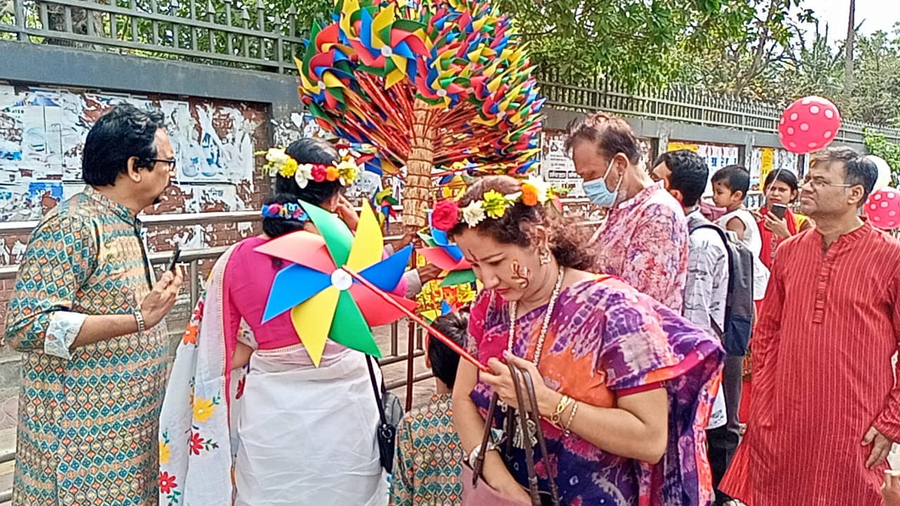 বৈশাখী চরকির ঘূর্ণিতে শৈশবে ফেরা