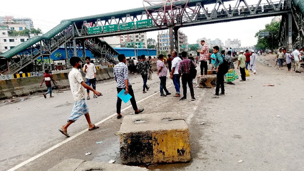 ঢাকা-চট্টগ্রাম মহাসড়ক অবরোধ করে আন্দোলনকারীদের বিক্ষোভ 