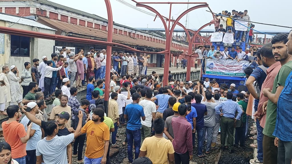 ঈশ্বরদী জংশনে ট্রেন অবরোধ, এলাকাবাসীর মানববন্ধন