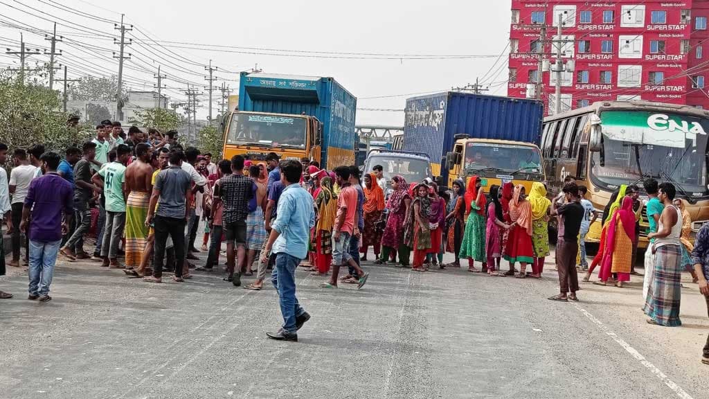 ঘণ্টাখানেক পর মহাসড়কে অবরোধ প্রত্যাহার, পুলিশের মধ্যস্থতায় বৈঠকে শ্রমিকেরা