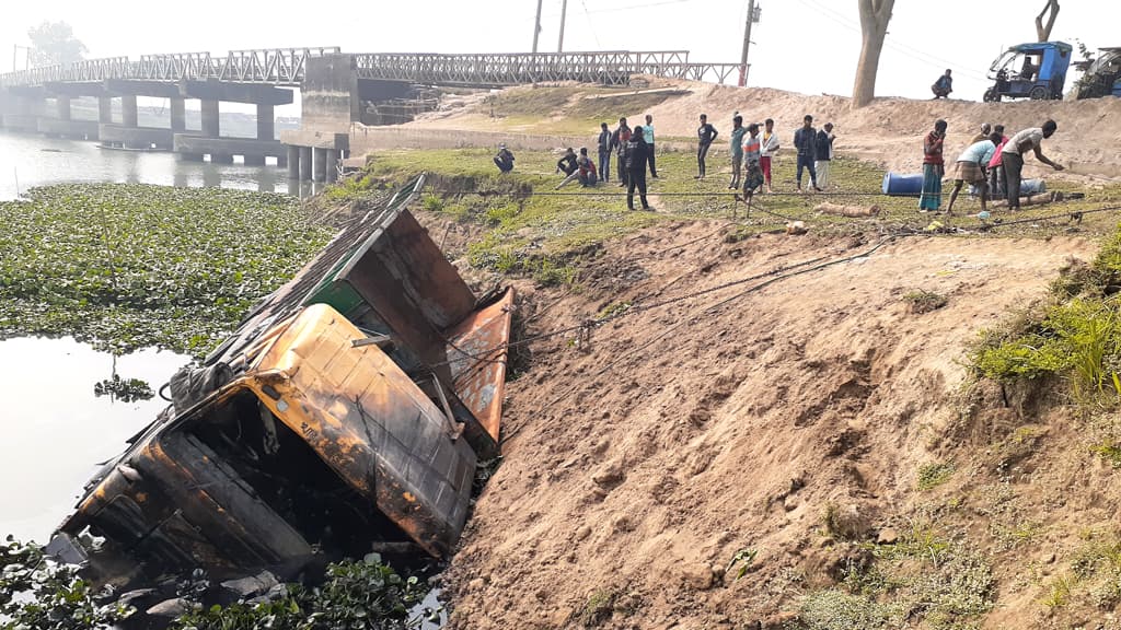 বেইলি সেতু ভেঙে নদীতে পড়ে যাওয়া সেই ট্রাক উদ্ধার ৫ মাস পর 