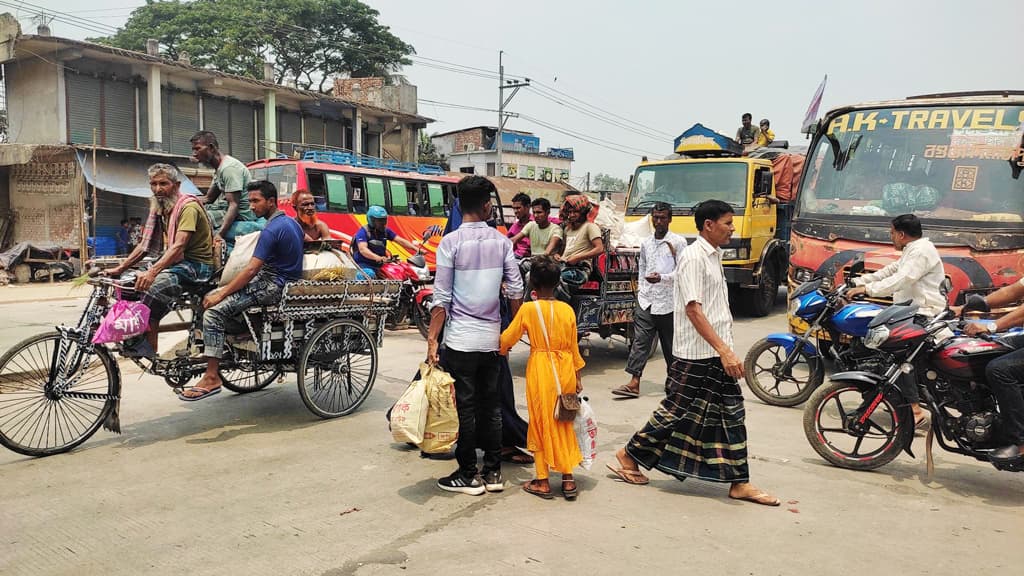 মোকামতলা বাজার যেন মরণ ফাঁদ, পদচারী-সেতু নির্মাণের দাবি