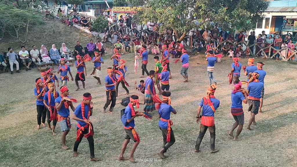 সাজেকে ত্রিপুরাদের গরইয়া নৃত্যে মুগ্ধ পর্যটকেরা