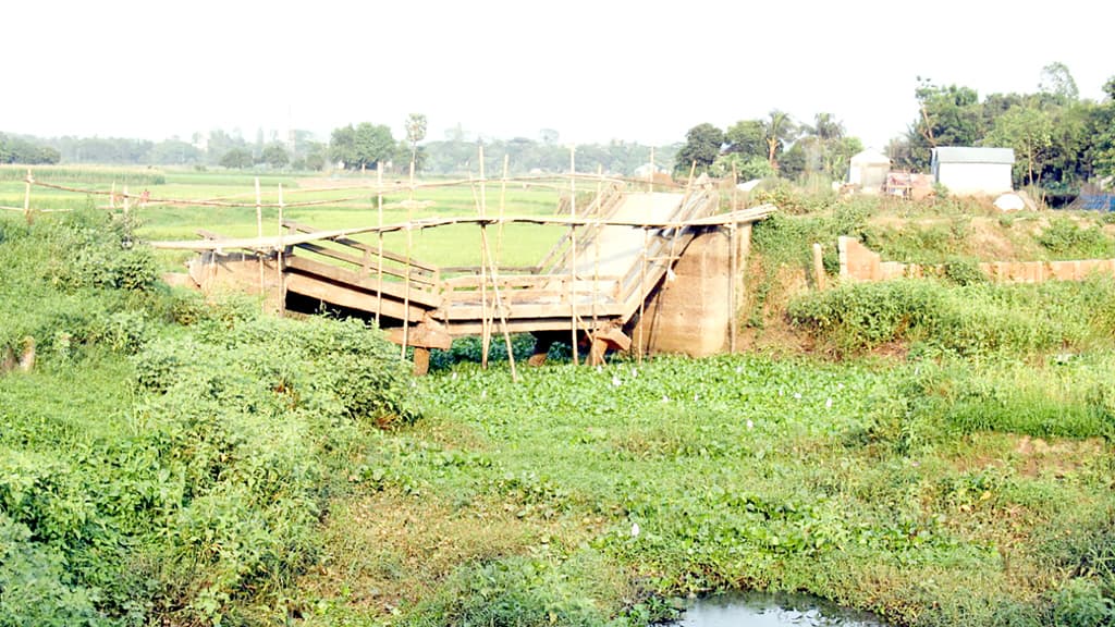 দীর্ঘদিন অকেজো দুই সেতু ভুগছে ৩০ হাজার মানুষ