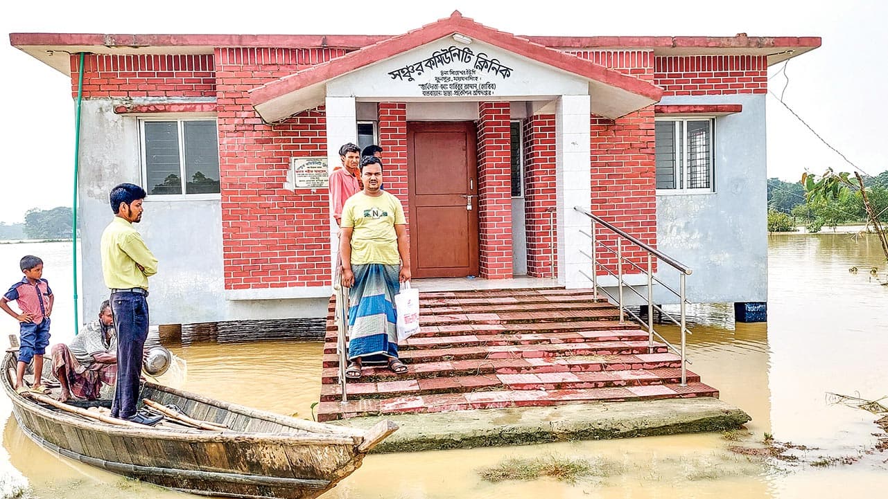 বন্যায় ভেঙে পড়েছে ময়মনসিংহের স্বাস্থ্যসেবা