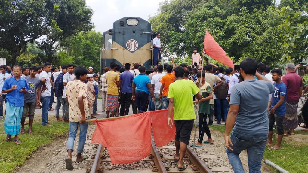 পার্বতীপুরে রেলের সিগন্যাল পিলারের ধাক্কায় কিশোরের মৃত্যু