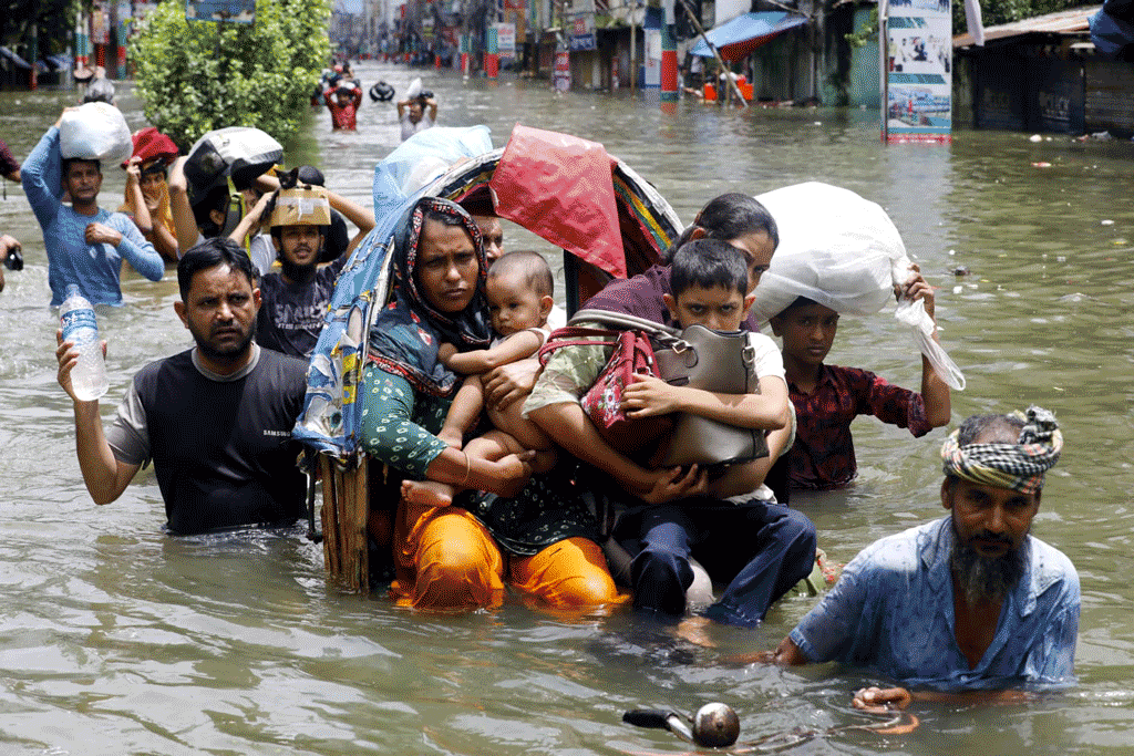 ডুবে যাওয়া ফেনী শহর ছাড়ছে মানুষ