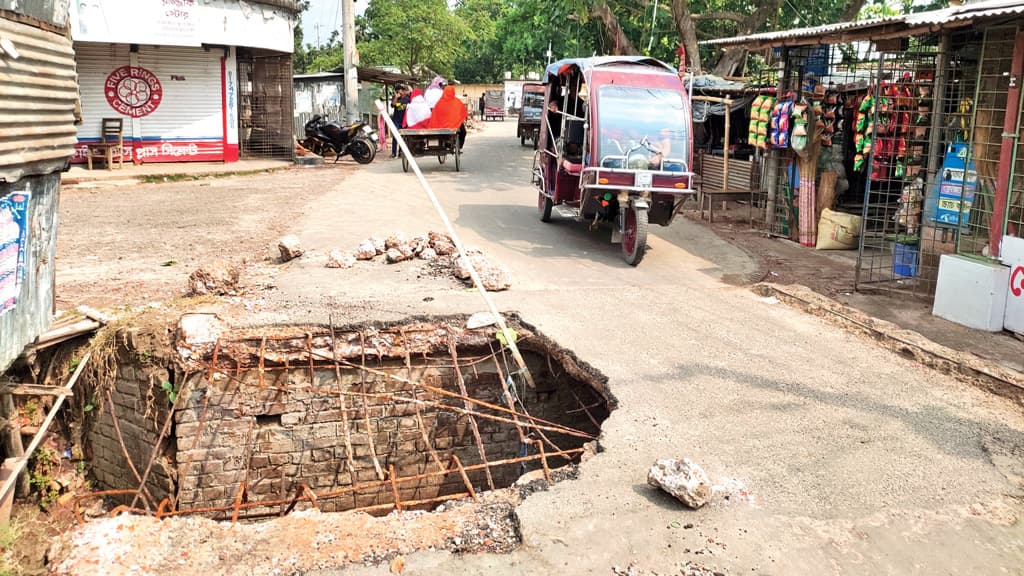 দেড় মাস ধরে কালভার্ট ভাঙা